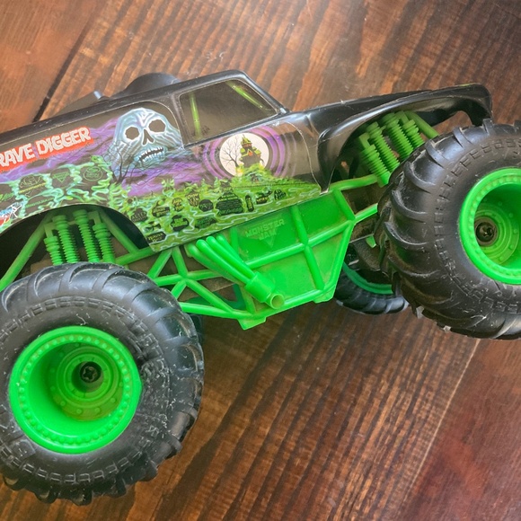 GRAVE DIGGER REMOTE CONTROL TOY TRUCK used - Picture 3 of 9